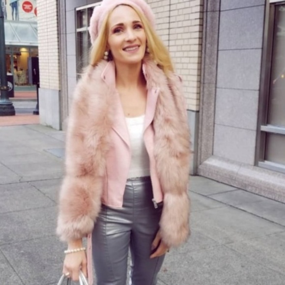 BLUSH PINK FAUX FUR SCARF - Picture 2 of 5